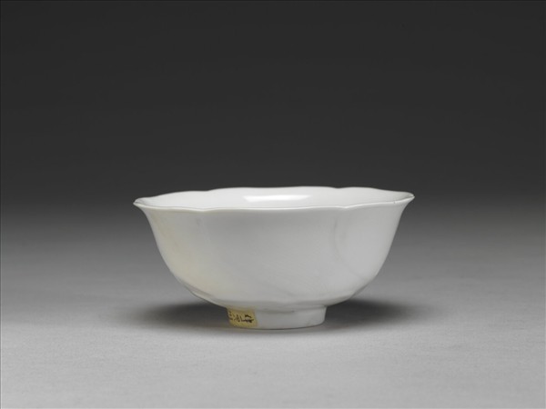 甜白釉葵花式碗