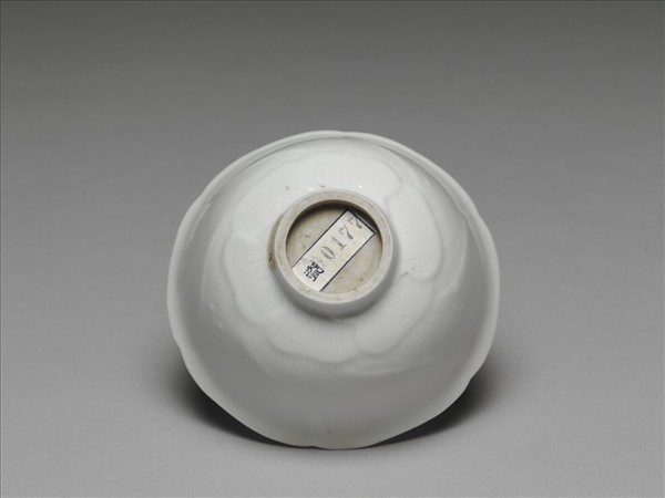 甜白釉葵花式碗