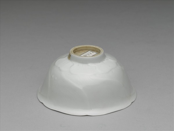 甜白釉葵花式碗