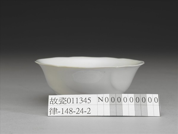 甜白釉葵花式碗