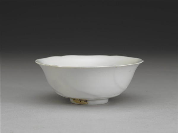 甜白釉葵花式碗