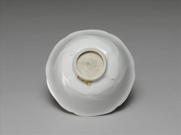 甜白釉葵花式碗