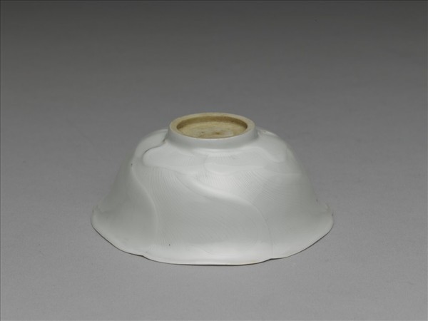 甜白釉葵花式碗