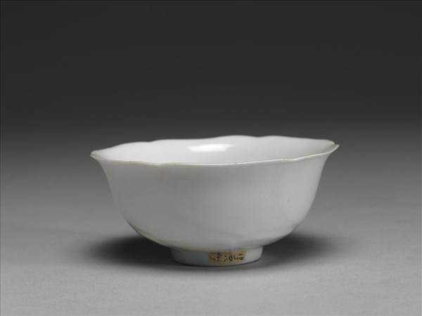 甜白釉葵花式碗