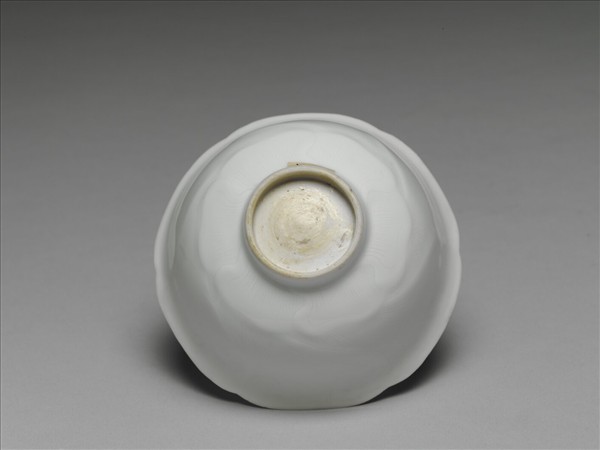 甜白釉葵花式碗