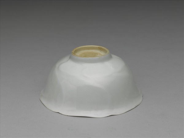 甜白釉葵花式碗