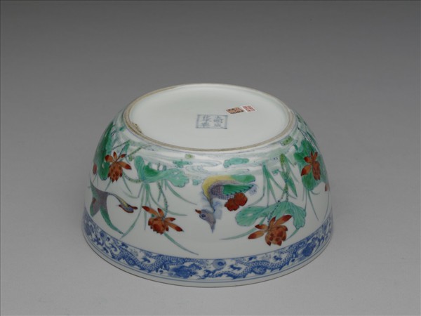 鬥彩蓮塘鴛鴦紋碗