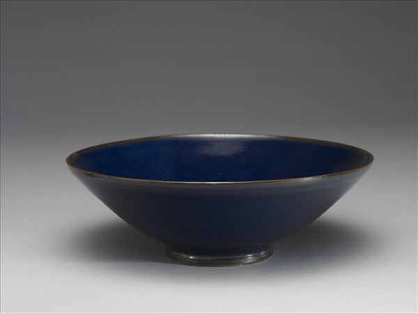 霽青釉劃花雙龍戲珠紋碗