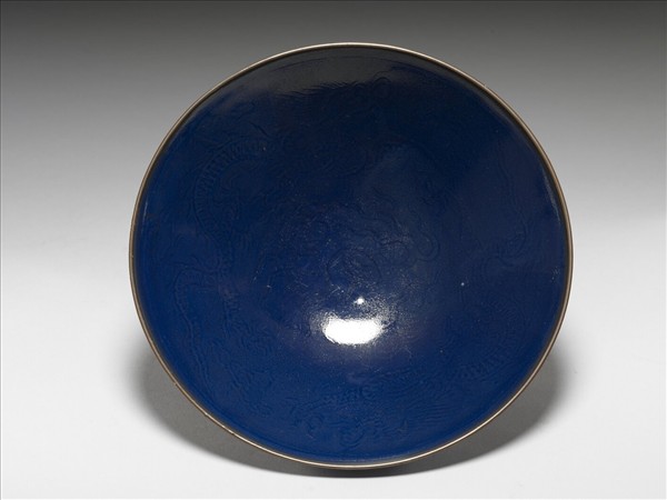 霽青釉劃花雙龍戲珠紋碗