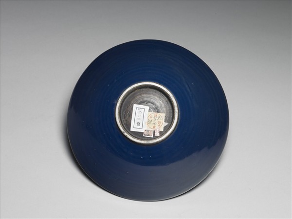 霽青釉劃花雙龍戲珠紋碗