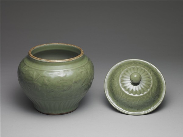 龍泉窯 青瓷劃花牡丹紋蓋罐