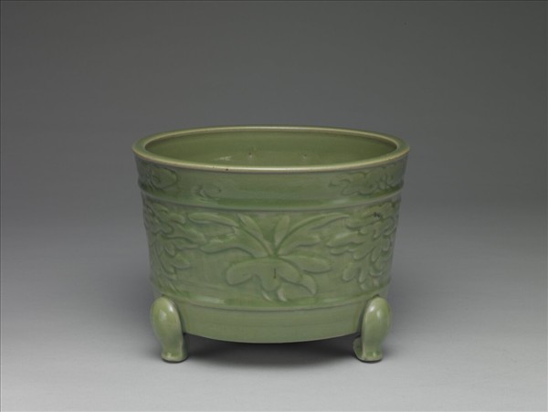 龍泉窯 青瓷劃花花卉紋三足爐
