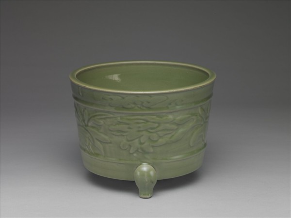 龍泉窯 青瓷劃花花卉紋三足爐