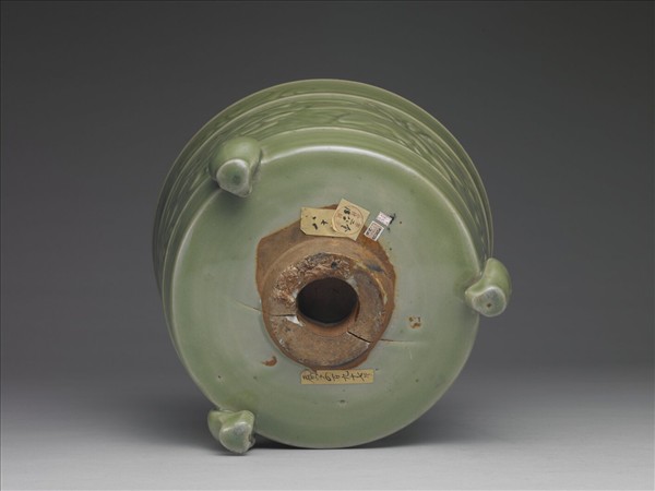 龍泉窯 青瓷劃花花卉紋三足爐