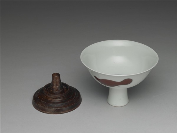 釉裡紅三魚紋高足碗