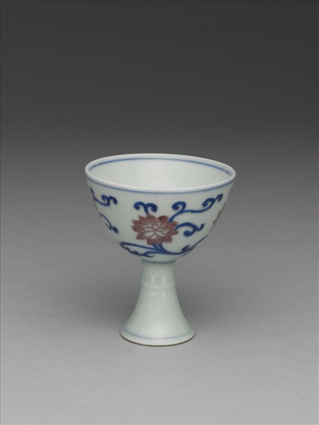 青花釉裡紅番蓮紋高足杯