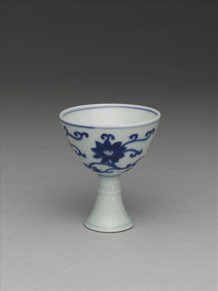 青花釉裡紅番蓮紋高足杯