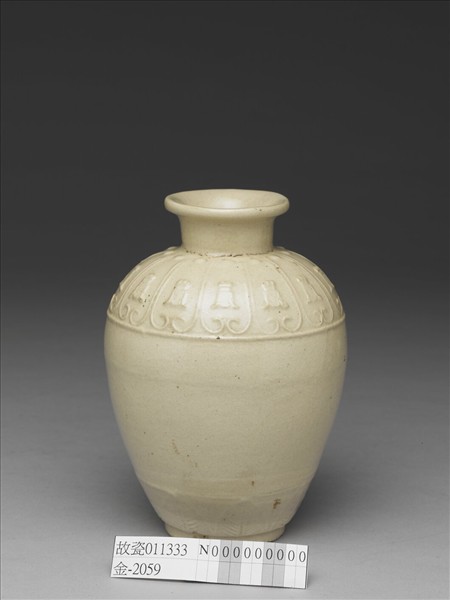 白瓷印花壽字瓶