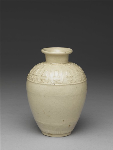白瓷印花壽字瓶