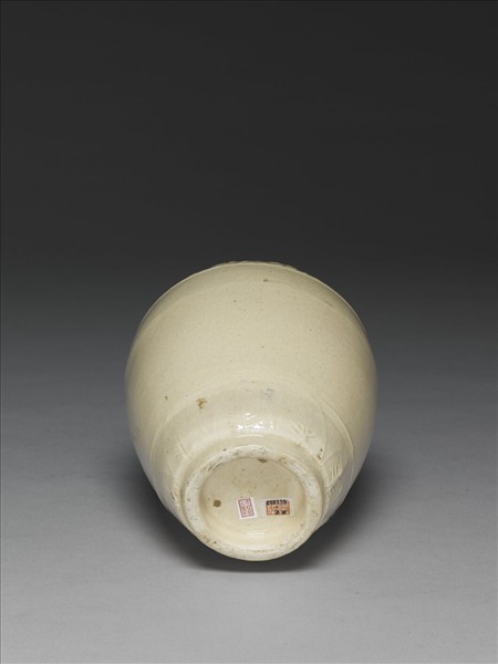 白瓷印花壽字瓶