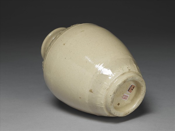 白瓷印花壽字瓶