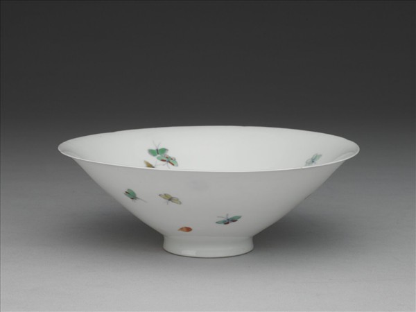 鬥彩花蝶紋葵口碗