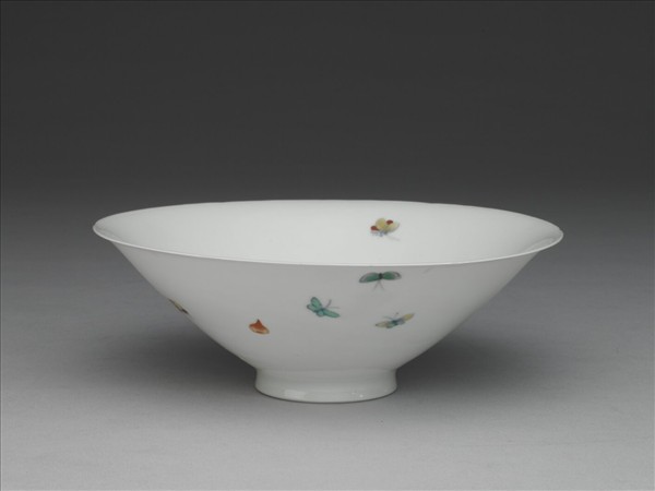 鬥彩花蝶紋葵口碗