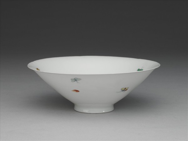 鬥彩花蝶紋葵口碗