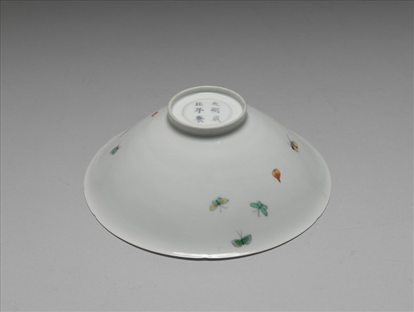 鬥彩花蝶紋葵口碗