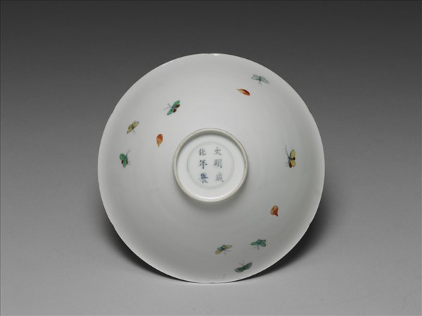 鬥彩花蝶紋葵口碗