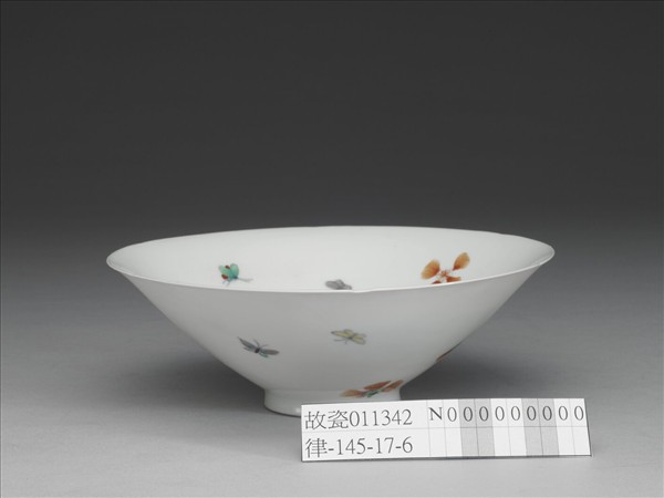 鬥彩花蝶紋葵口碗