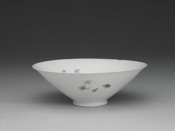 鬥彩花蝶紋葵口碗