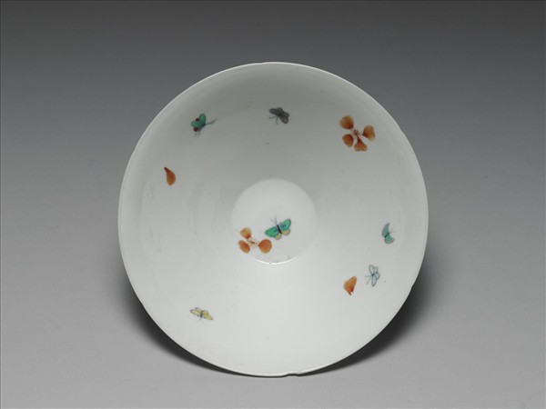 鬥彩花蝶紋葵口碗