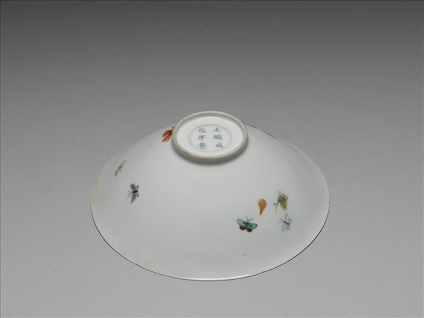 鬥彩花蝶紋葵口碗