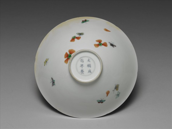 鬥彩花蝶紋葵口碗