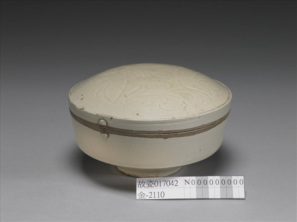 定窯 白瓷劃花萱草紋盒