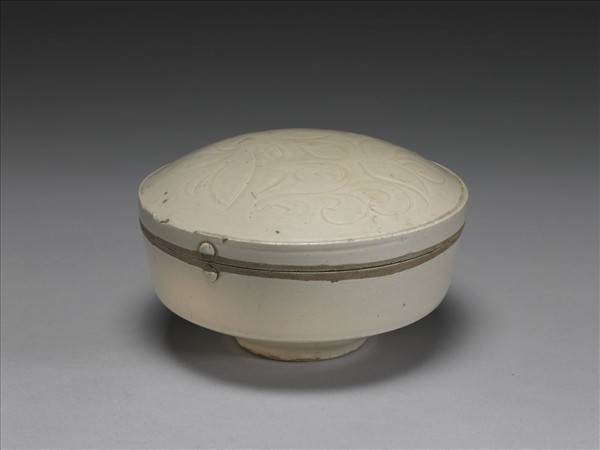 定窯 白瓷劃花萱草紋盒