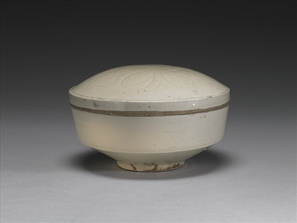 定窯 白瓷劃花萱草紋盒