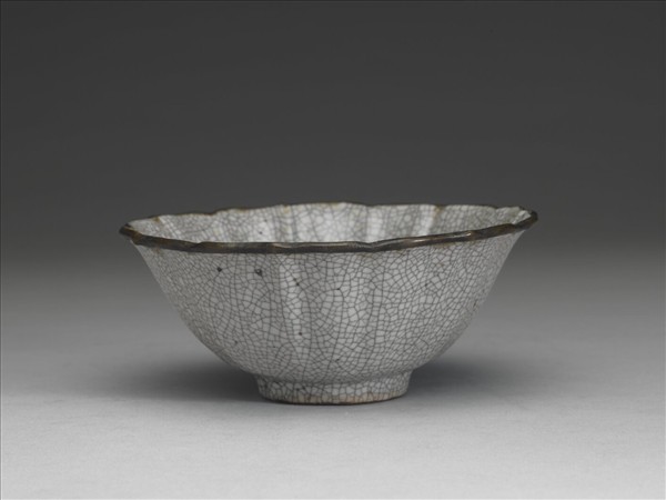 仿哥釉菱花式碗