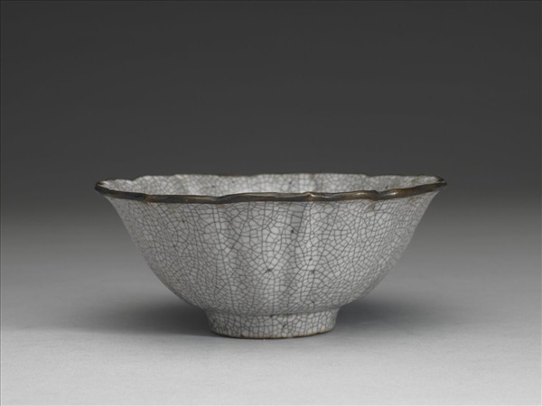 仿哥釉菱花式碗