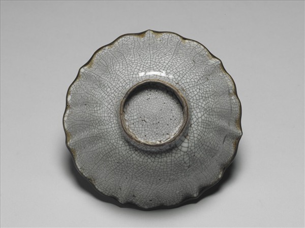 仿哥釉菱花式碗