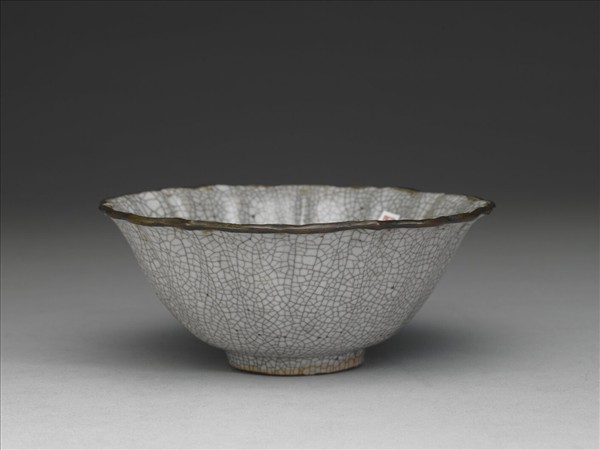 仿哥釉菱花式碗