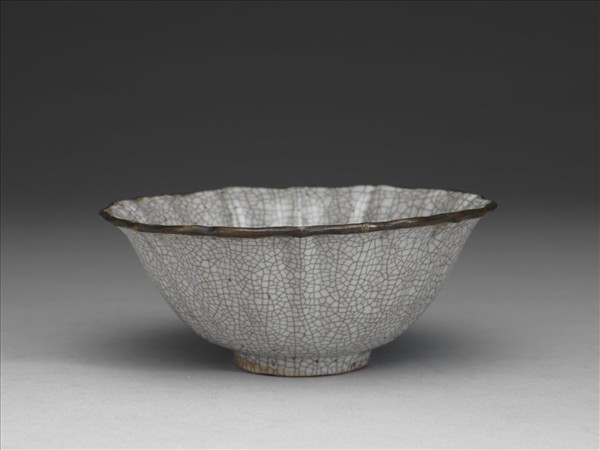 仿哥釉菱花式碗