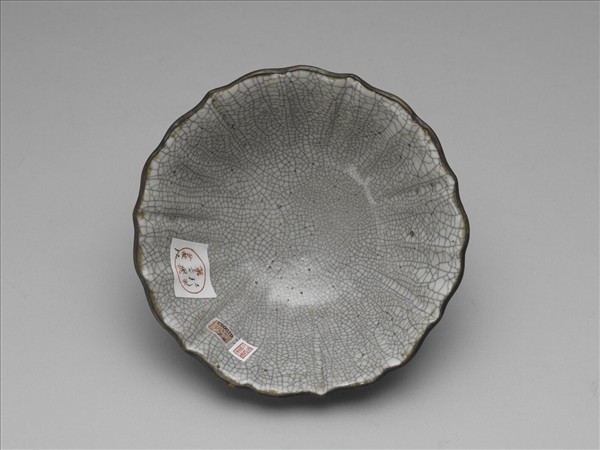 仿哥釉菱花式碗