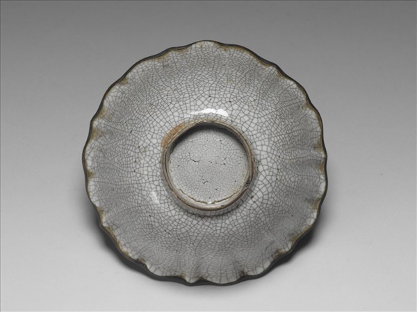 仿哥釉菱花式碗