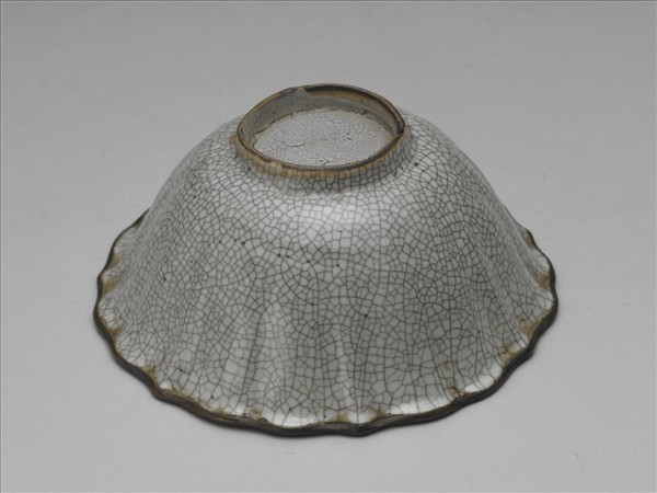 仿哥釉菱花式碗