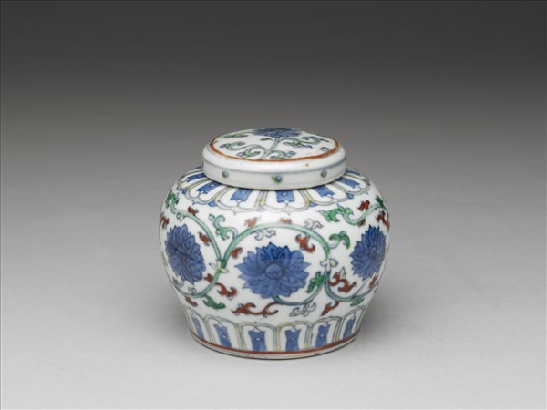 「天」字款鬥彩番蓮紋蓋罐