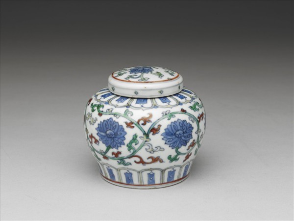 「天」字款鬥彩番蓮紋蓋罐