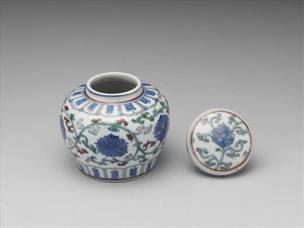 「天」字款鬥彩番蓮紋蓋罐