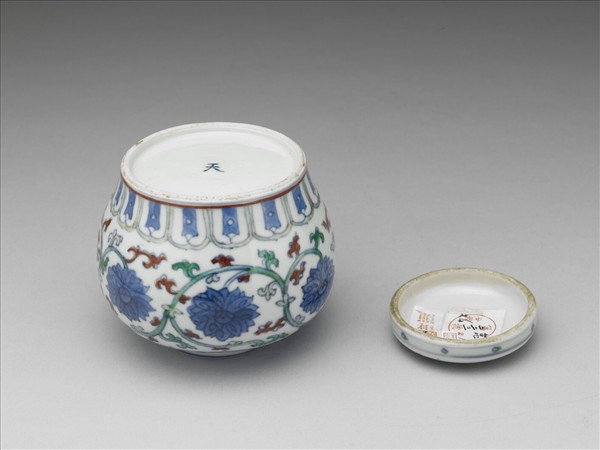 「天」字款鬥彩番蓮紋蓋罐